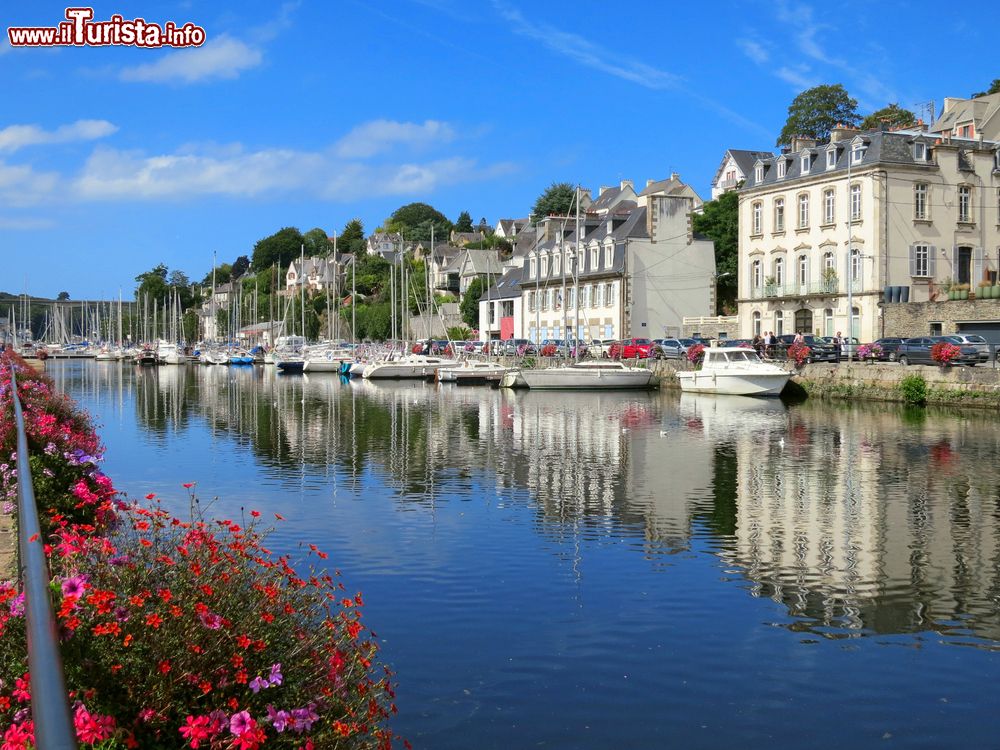 Immagine Un suggestivo scorcio del fiume Morlaix nell'omonima cittadina della Bretagna, Francia.