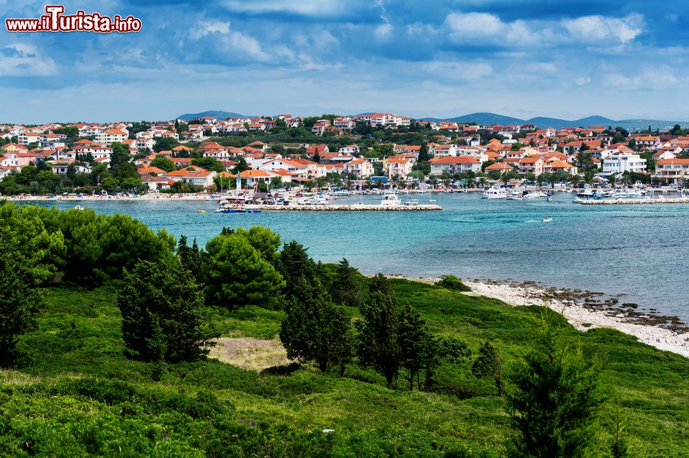 Immagine Un suggestivo scorcio della città croata di Pakostane, Mare Adriatico.