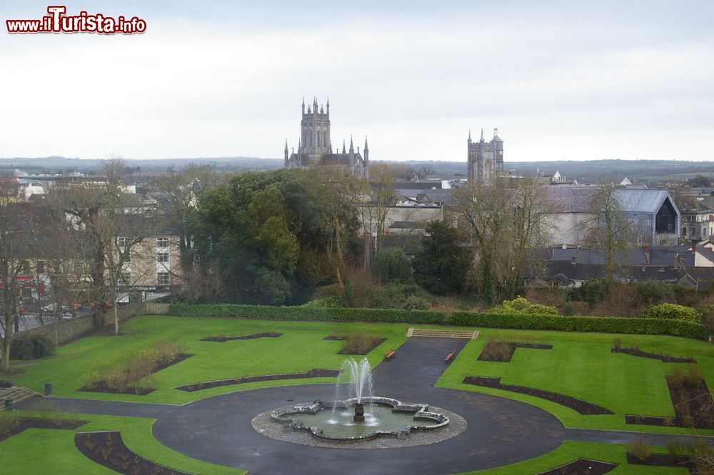 Immagine Un suggestivo scorcio della città di Kilkenny, Irlanda. Siamo in una delle più popolari destinazioni turistiche irlandesi mentre per molti abitanti è meta per il fine settimana.