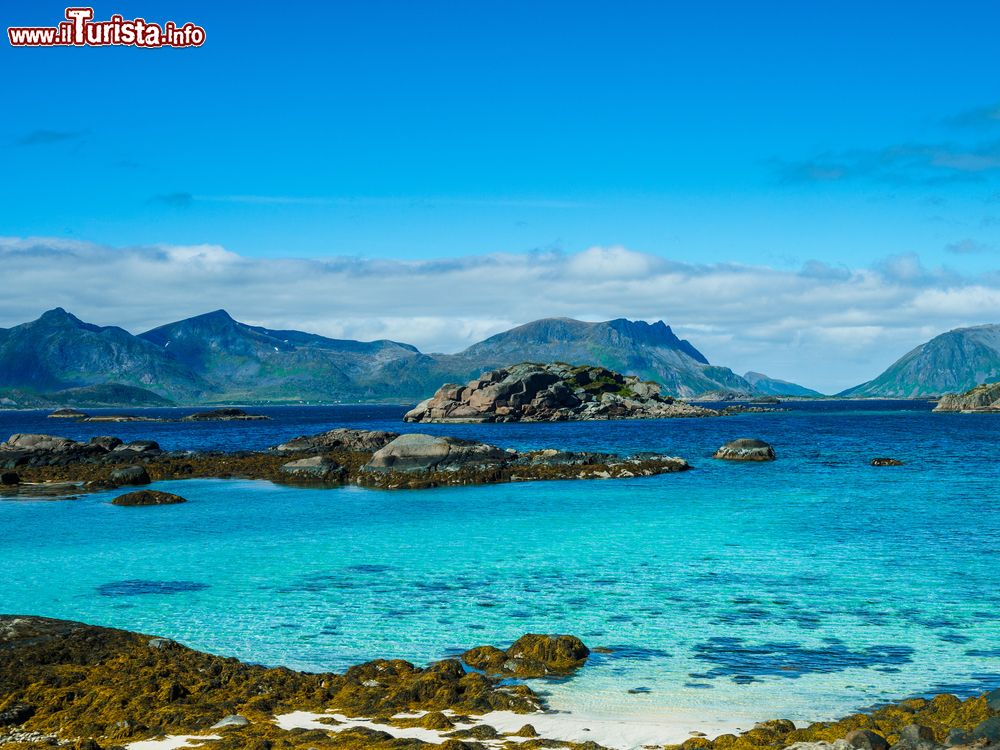 Immagine Un suggestivo scorcio della strada per Henningsvaer, Norvegia. E' una delle più rinomate località turistiche delle isole Lofoten e fa parte del Comune di Vagan.