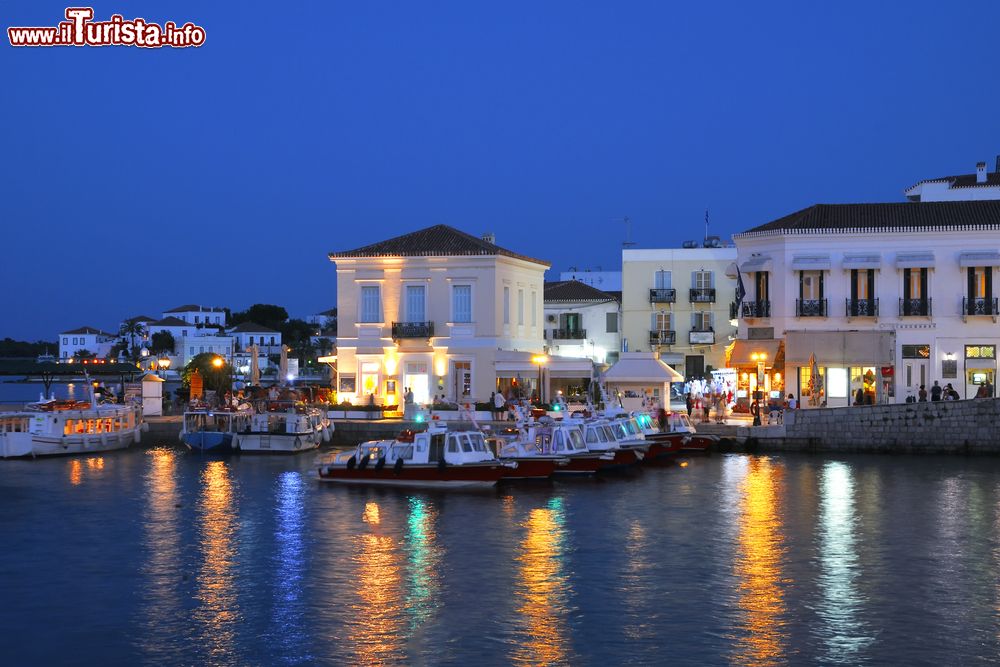 Immagine Un suggestivo scorcio dell'isola di Spetses, Grecia, illuminata di sera. Questo territorio deve il suo nome attuale da "isola delel spezie", espressione coniata dai veneziani in riferimento al gran numero di piante aromatiche che vi crescono.