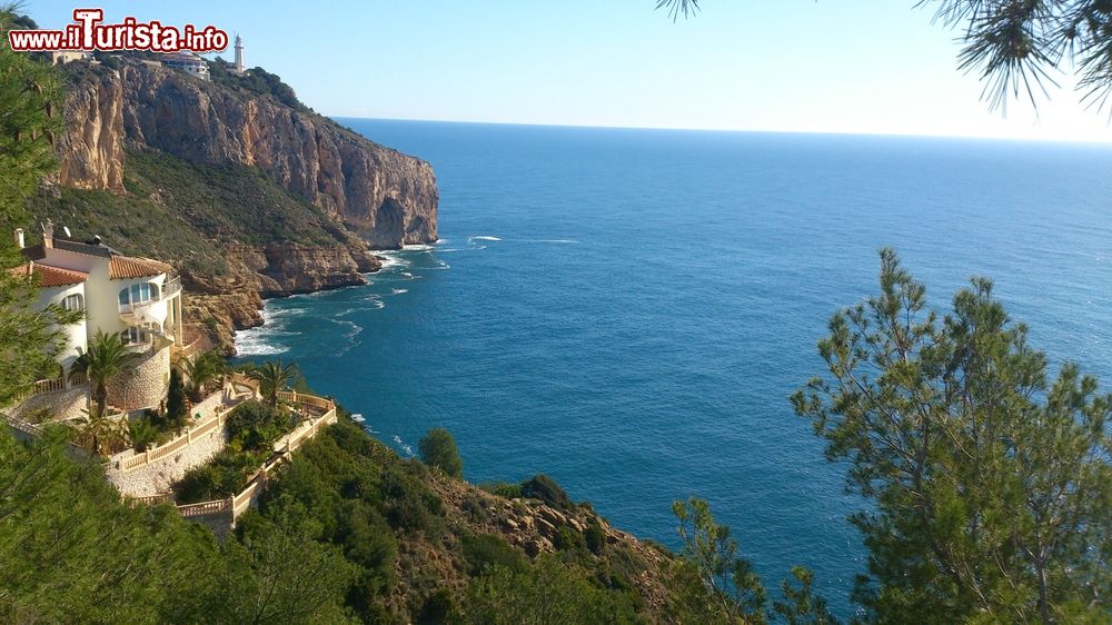 Immagine Un suggestivo scorcio di Cap de la Nau a Javea, Spagna. Si tratta del punto peninsulare più vicino all'isola di Ibiza.
