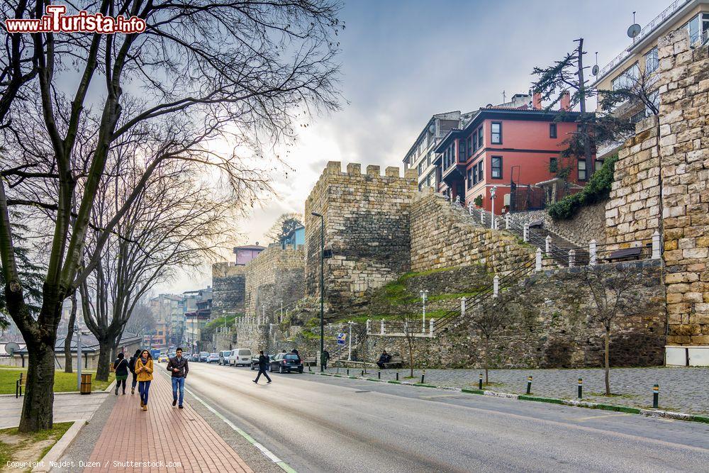 Immagine Un suggestivo scorcio di Osman Gazi Street nella città di Bursa, Turchia. Bursa è stata capitale dell'Impero Ottomano - © Nejdet Duzen / Shutterstock.com