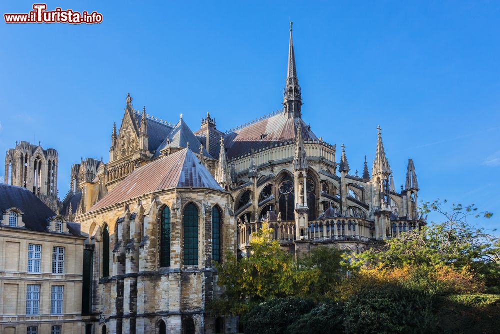 Immagine Un suggestivo scorcio di Reims e della cattedrale di Nostra Signora, Francia. Gran parte della costruzione fu completata nel 1275 mentre le due torri furono terminate solo nel 1475.