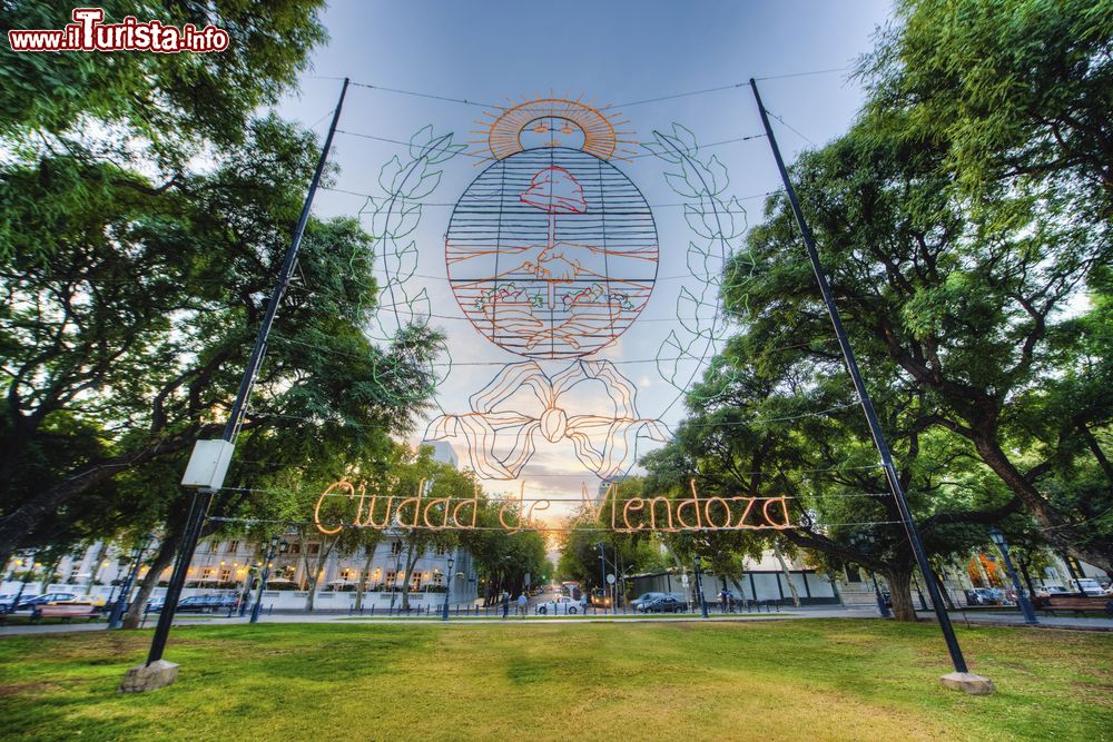 Immagine Un suggestivo scorcio fotografico di Plaza Independencia a Mendoza, Argentina.