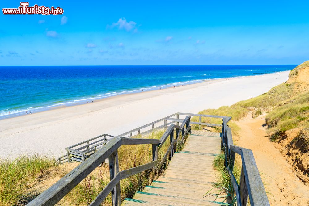 Immagine Un suggestivo scorcio paesaggistico della spiaggia di Kampen, isola di Sylt, Germania.