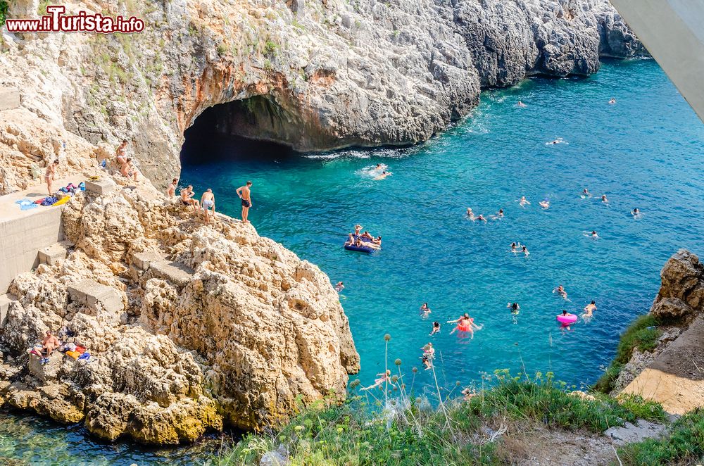 Immagine Un suggestivo scorcio panoramico dal ponte del Ciolo a Santa Maria di Leuca, Salento, Puglia. Acqua cristallina e grotte rendono questo luogo uno dei più spettacolari della costa che conduce a Otranto.