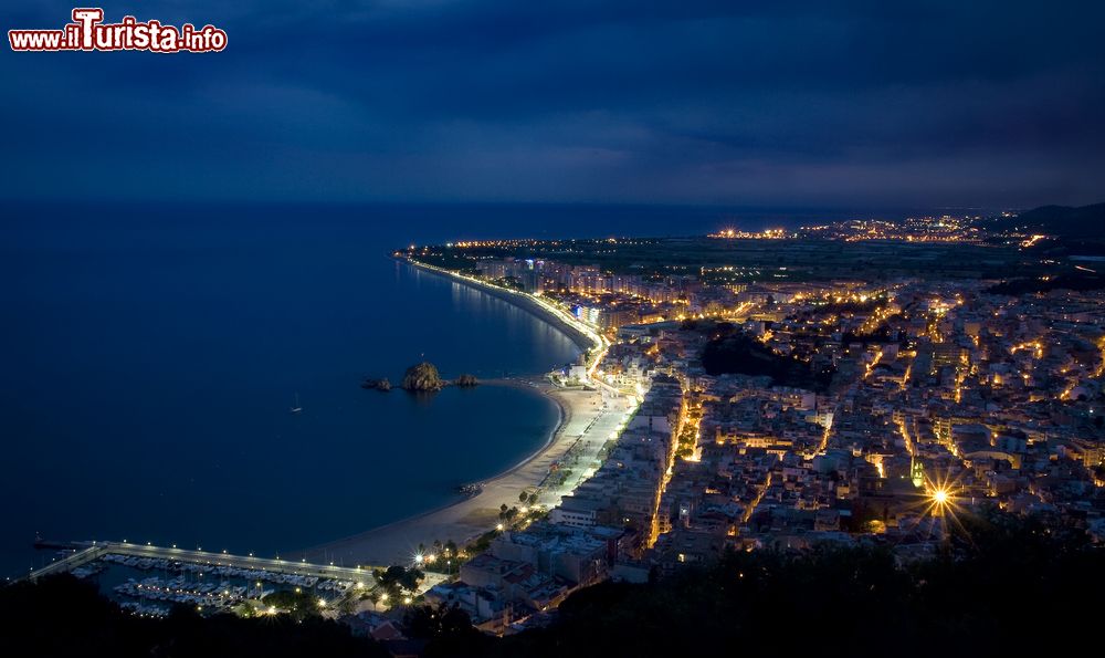 Immagine Un suggestivo scorcio panoramico dall'alto di Blanes by night, Costa Brava, Spagna.