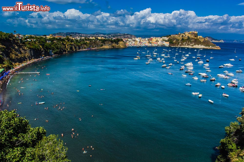Immagine Un suggestivo scorcio panoramico dall'alto di Procida nel Mar Tirreno, Campania. L'isola è stata scelta come set fotografico per numerosi film grazie ai suoi paesaggi e alla tipica architettura mediterranea.