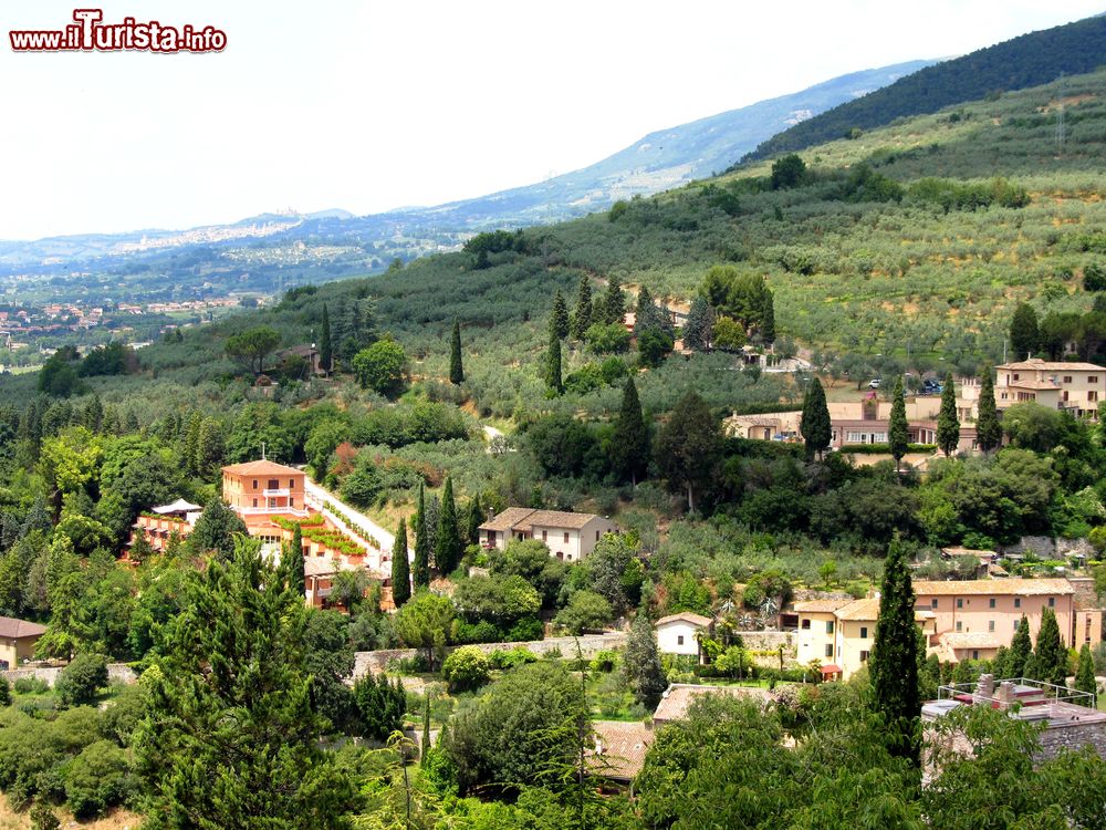 Immagine Un suggestivo scorcio panoramico dall'alto di Spello, Umbria. La superficie di questo territorio in provincia di Perugia si estende fra montagna, pianura e collina.