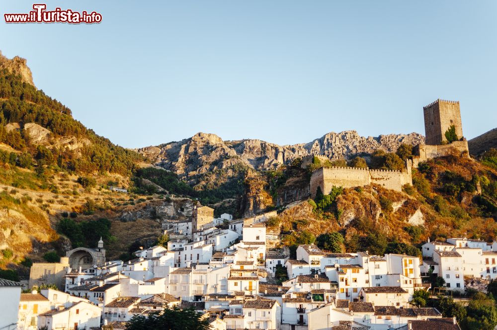 Immagine Un suggestivo scorcio panoramico della città di Baeza, Spagna. Fondata dai romani che la chiamarono Vivatia, questa cittadina ha avuto grande splendore sotto i visigoti, gli arabi e dopo la scoperta dell'America.