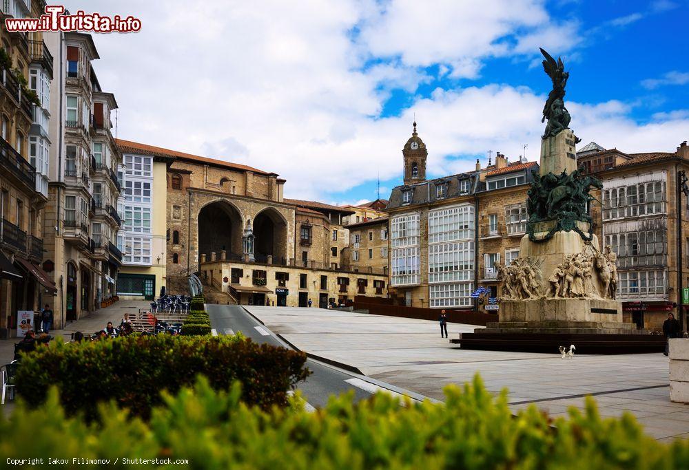 Immagine Un suggestivo scorcio panoramico di Andre Maria Zuriaren plaza a Vitoria Gasteiz, Spagna - © Iakov Filimonov / Shutterstock.com