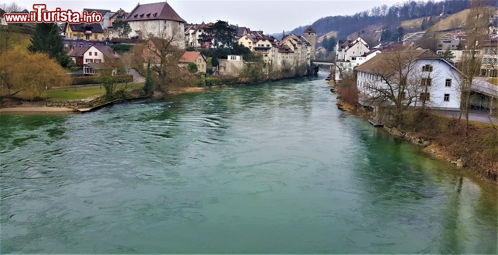 Immagine Un suggestivo scorcio panoramico sul fiume Aare a Brugg, Svizzera. Siamo nel nord della Svizzera, quasi al confine con la Germania in un'area collinare caratterizzata dalla natura selvaggia.