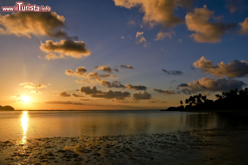 Immagine Un suggestivo tramonto colorato a Thai beach sull'isola di Pha Ngan, Thailandia. Siamo in un paradiso lussureggiante, un'isola tropicale nel mezzo del Golfo di Thailandia con spiagge di sabbia bianca e giungla intatta.