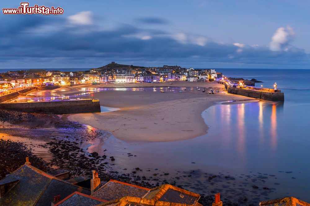 Immagine Un suggestivo tramonto sul porto di St. Ives, Cornovaglia, Regno Unito. E' una delle tappe imperdibili durante un itinerario in Cornovaglia.