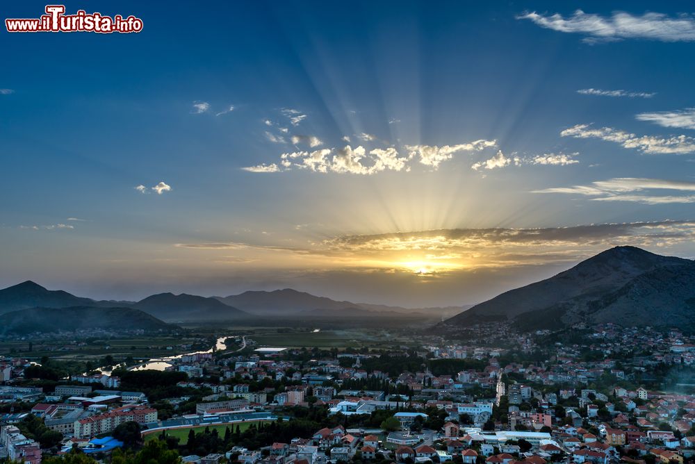Immagine Un suggestivo tramonto sulla cittadina di Trebinje, Bosnia Erzegovina.