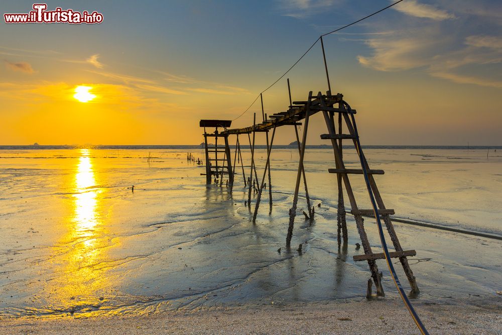 Immagine Un suggestivo tramonto sulla spiaggia di Jeram, Kuala Selangor, Malesia.