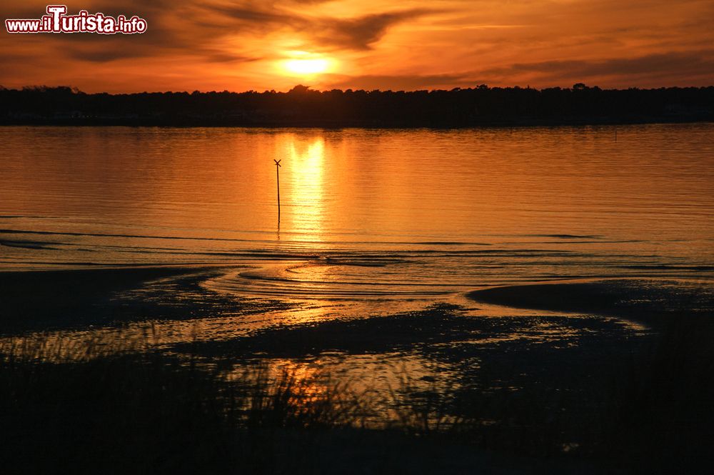 Immagine Un superbo tramonto sull'isola di Ré, Francia. L'isola è collegata a La Rochelle da un ponte lungo 3 chilometri.