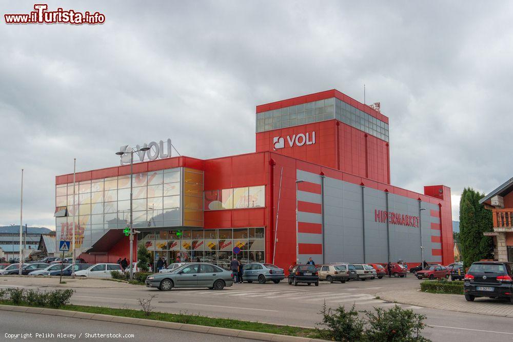 Immagine Un supermarket della catena Voli a Niksic, Montenegro - © Pelikh Alexey / Shutterstock.com