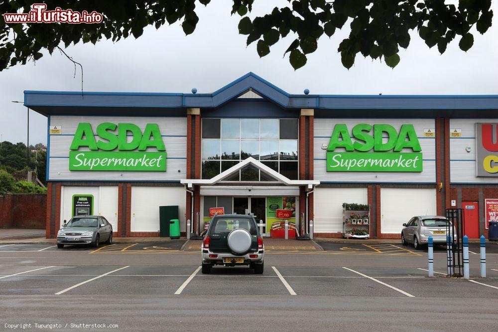 Immagine Un supermercato ASDA nella città di Sheffield, Yorkshire, UK. Le vendite al dettaglio producono il 5% del PIL del Regno Unito, pari a 339 miliardi di sterline all'anno - © Tupungato / Shutterstock.com