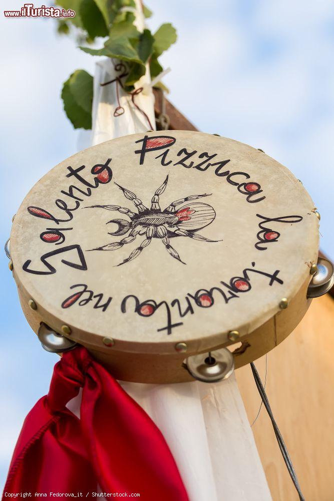 Immagine Un tamburello per la pizzica, siamo ad Avetrana nel Salento della Puglia - © Anna Fedorova_it / Shutterstock.com