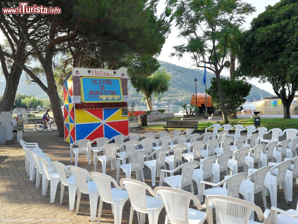 Immagine Un teatro di burattini sulla passeggiata pedonale di Corso Italia a Sapri, Salerno (Campania) - © Lucamato / Shutterstock.com