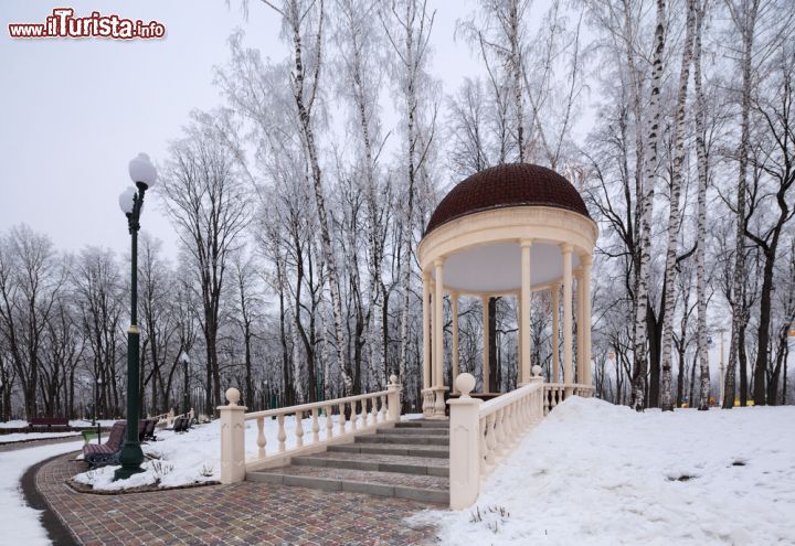 Immagine Un tempietto al parco di Kharkiv, Ucraina, fotografato in inverno dopo un'abbondante nevicata 