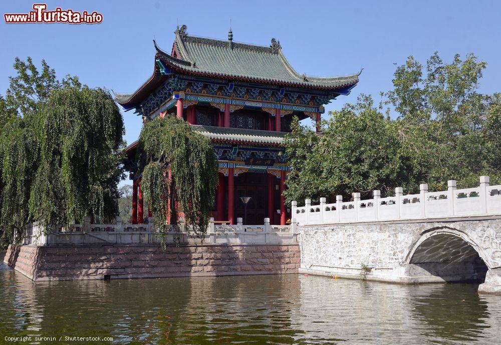 Immagine Un tempio al People's Park di Urumqi, Cina. Questa bella area verde si trova sulla sponda occidentale del fiume Urumqi - © suronin / Shutterstock.com