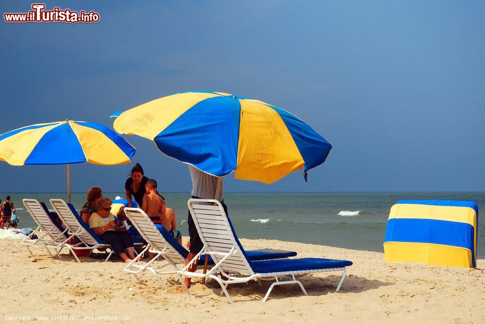 Immagine Un temporale estivo in arrivo su Virginia Beach, Virginia (USA). Una famiglia si prepara per lasciare la spiaggia in vista del brutto tempo - © James Kirkikis / Shutterstock.com