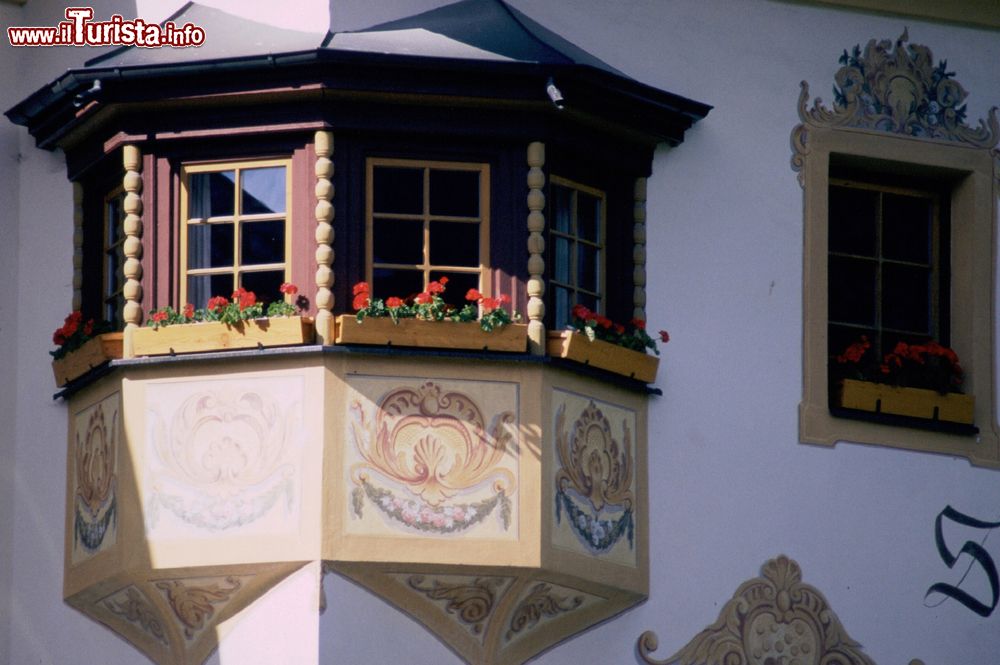 Immagine Un tipico balcone in legno verandato e decorato nel centro di Dobbiaco, provincia di Bolzano.