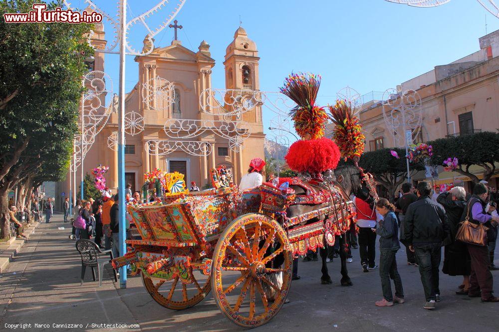 Immagine Un tipico carro sicilino alla Festa di li schietti aTerrasini in Sicilia - © Marco Cannizzaro / Shutterstock.com