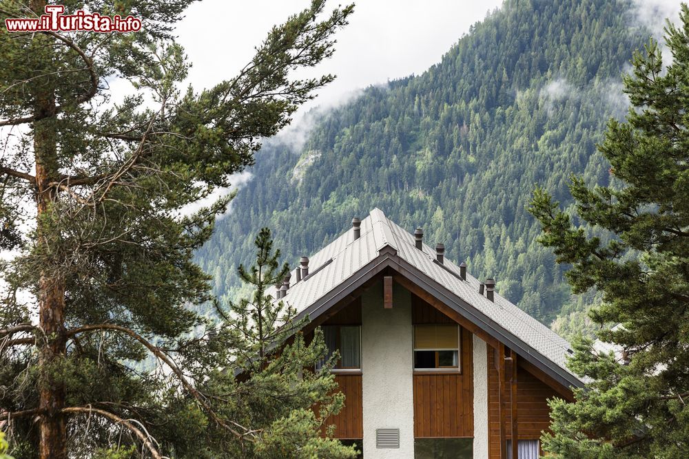 Immagine Un tipico chalet in legno e pietra nel Comune di Ovronna, Cantone del Vallese, in una giornata di nebbia (Svizzera).