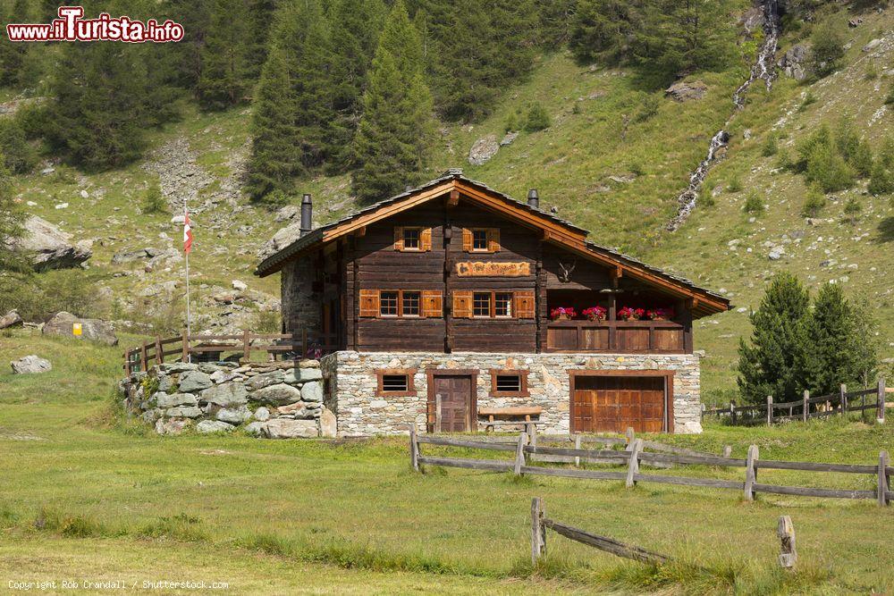 Immagine Un tipico chalet in pietra e legno nel villaggio di Arolla, Svizzera, immerso nella natura - © Rob Crandall / Shutterstock.com