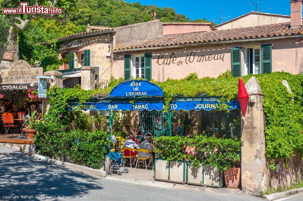 Immagine Un tipico coffee shop nella cittadina di Ramatuelle nel dipartimento del Var, Francia - © Juergen Wackenhut / Shutterstock.com