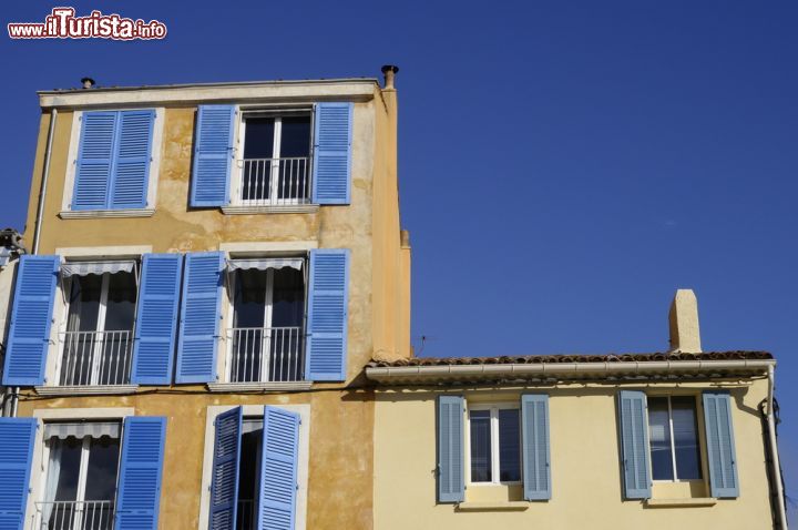 Immagine Un tipico edificio in stile provenzale a Bandol, sulla riviera francese. A impreziosire la facciata color ocra di questo palazzo sono le persiane azzurro cielo - © fullempty / Shutterstock.com