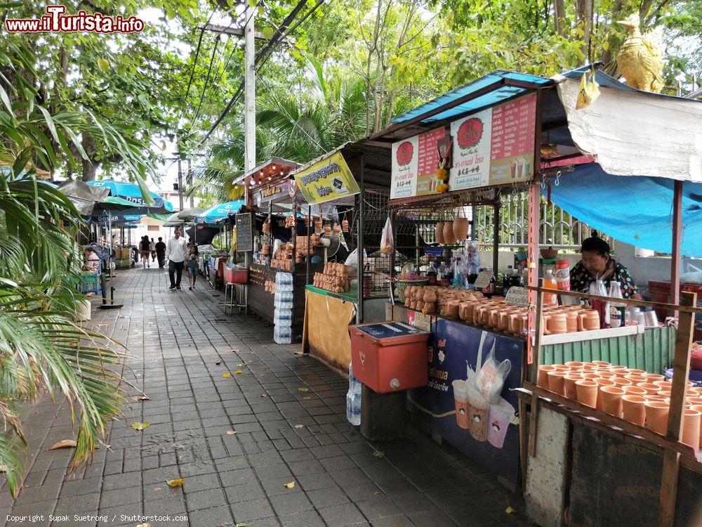 Immagine Un tipico mercato di strada a Kohkred, Nonthaburi (Thailandia) - © Supak Suetrong / Shutterstock.com