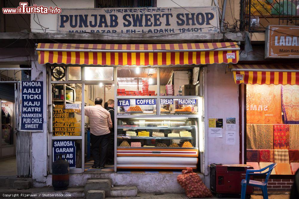 Immagine Un tipico negozio di dolci e caffé nel bazar di Leh Ladakh, India, Punjab, fotografato di sera - © PJjaruwan / Shutterstock.com