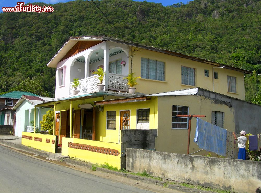 Immagine Un tipico negozio per la vendita di rum a Soufriere sull'isola di Saint Lucia, Caraibi.