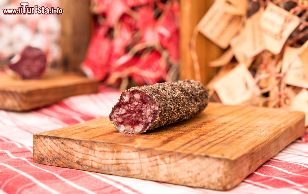 Immagine Un tipico salame su un tagliere al mercato di Bayonne, Francia.