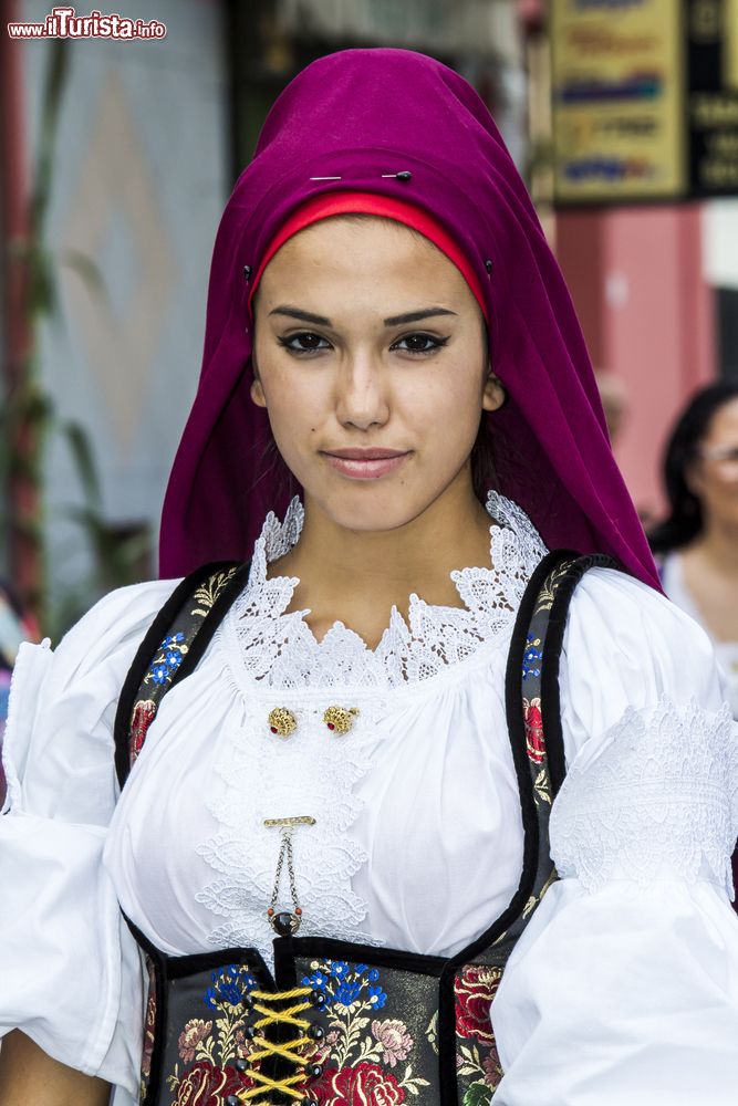 Immagine Un tipico vestito sardo indossato da una ragazza di Sardara