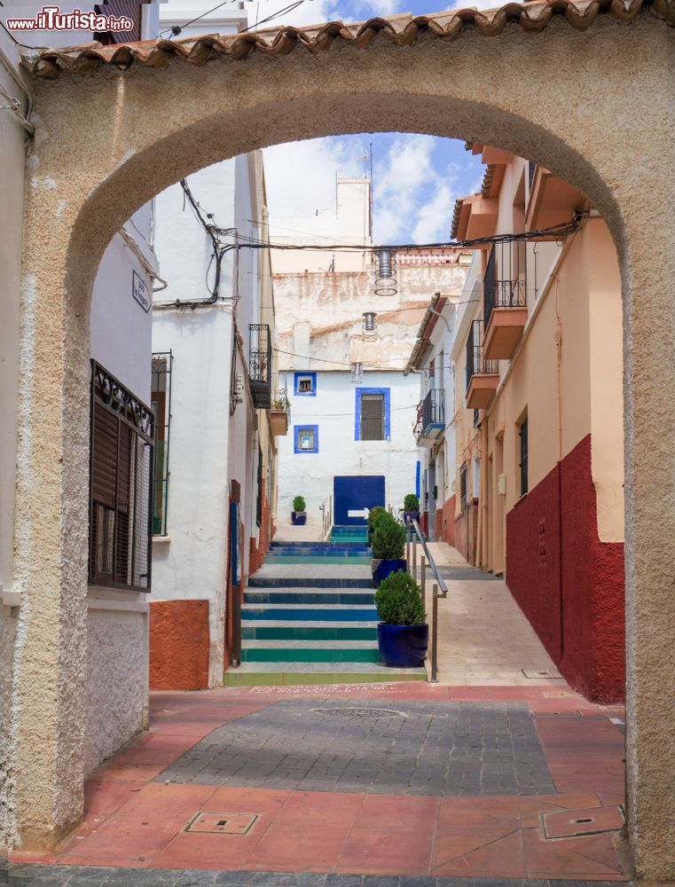 Immagine Un tipico vialetto nel centro storico di Calpe, Spagna, Costa Blanca.