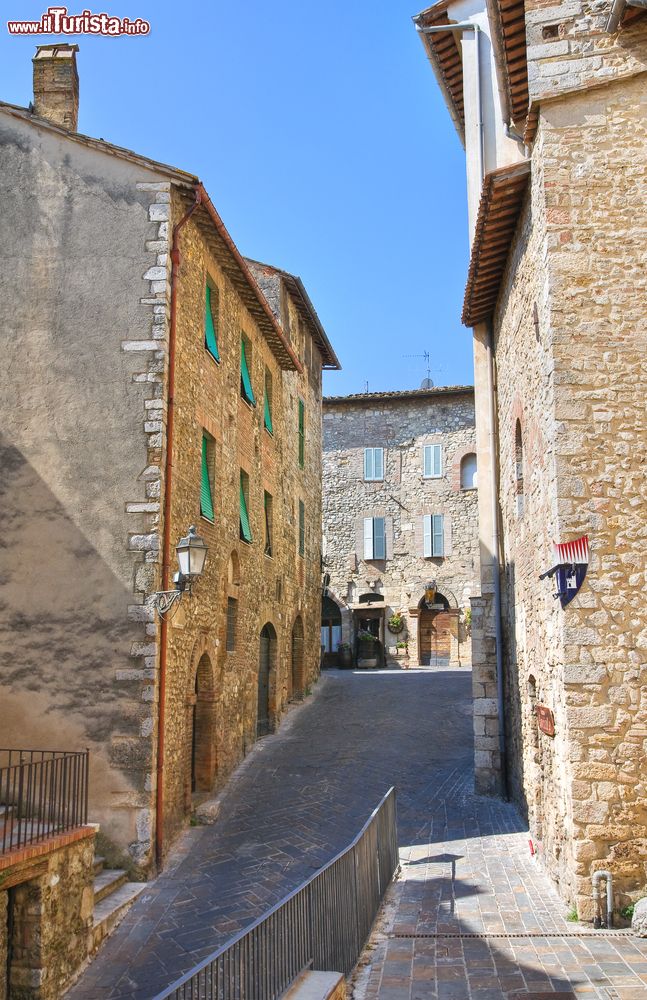 Immagine Un tipico vicoletto nel borgo umbro di San Gemini, Italia.