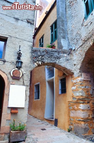 Immagine Un tipico vicolo del centro storico di Borgio Verezzi, Liguria - © maudanros / Shutterstock.com