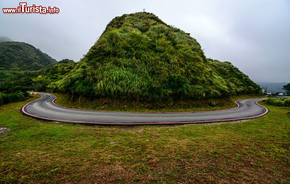 Immagine Un tornante pericoloso su una strada di montagna lungo la costa di Chiufen, Taiwan.