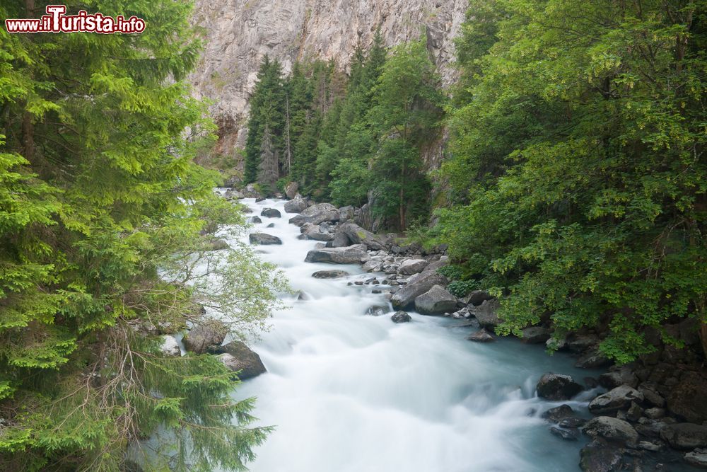 Immagine Un torrente fra le rocce di Pré-Saint-Didier, Valle d'Aosta.