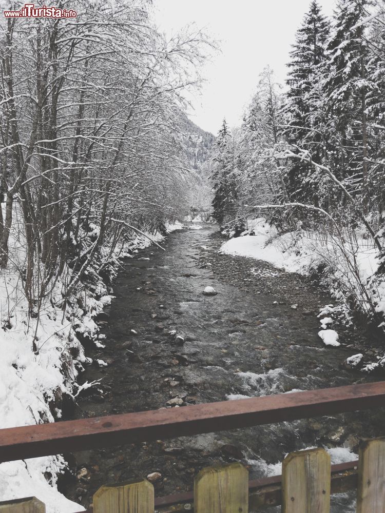 Immagine Un torrente in inverno con la neve a Les Contamines-Montjoie (Francia).