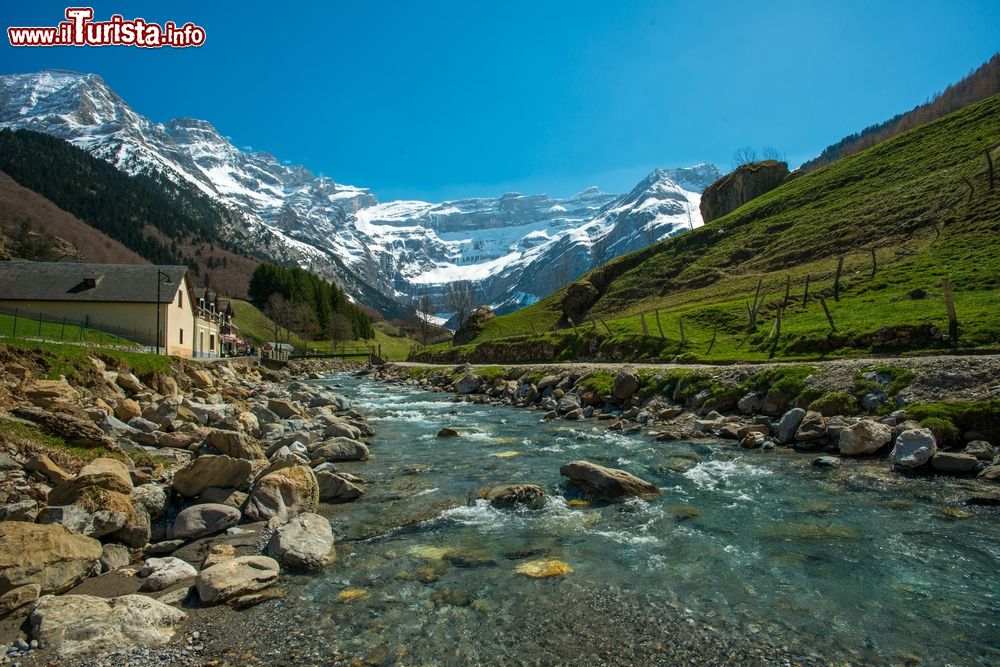Immagine Un torrente nella valle del Circo di Gavarnie, Francia, in estate. Sullo sfondo, le vette dei monti innevate.