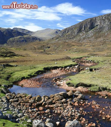 Immagine Un torrente sull'isola di Lewis and Harris, Scozia - In questa terra estrema pare quasi che il tempo si sia fermato: un torrente scorre lento e sinuoso fra i paesaggi di Lewis and Harris © Joe Gough  / Shutterstock.com