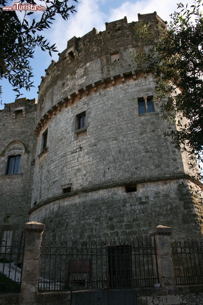 Immagine Un torrione del Castello di Carovigno in Puglia
