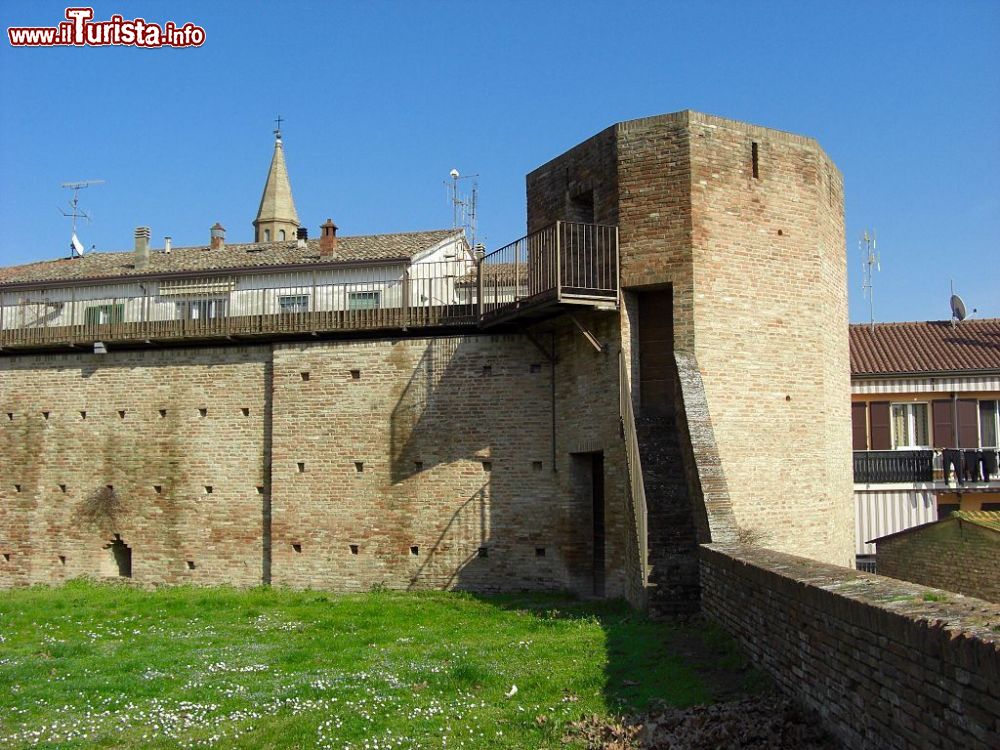 Immagine Un torrione e le mura del Castello Malatestiano di Gatteo, provincia di Forlì-Cesena in Emilia Romagna - © Clawsb, CC BY-SA 4.0, Wikipedia